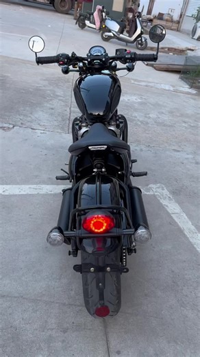 凯旋Bobber与哈雷摩托车的完美结合