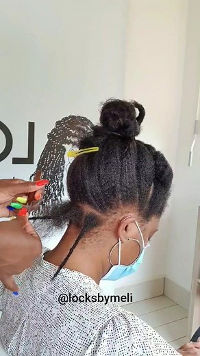 🚨Départ de locks instantané 🚨 Le départ de locks au crochet aiguille est une technique rapide pour avoir des locks en quelques heures. visuellement les cheveux sont formés mais le processus commence à partir du 3eme mois. En vieillissant les cheveux continuent à se former et se resserrer. Pour ne pas vous retrouver avec des locks " bandé comme jamais " évitez de trop les serrés en crochetant. 📍Baie Mahault 0690834153 whatssap. ________________________________________ #locksbymeli #hairlovers