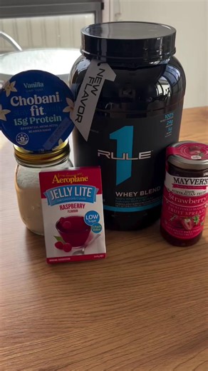 🍫🥥 LAMINGTON… but make it PROTEIN! 🥥🍫 @beth_amnandaa’s Lamington Protein Bowl = 333 cals, 46g protein, ALL the Aussie nostalgia ❤️ Made with Aeroplane Jelly Lite. Recipe below. You’ll need: - 1 pkt Aeroplane Jelly Lite (Raspberry or Strawberry) - Vanilla yoghurt - Choc hazelnut protein powder - Strawberry or raspberry jam - Shredded coconut How to make it: 1. Make jelly as per pack instructions. 2. Mix protein powder with yoghurt & layer on top of the jelly. 3. Finish with jam & a sprinkle o