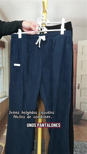 Pantalones rectos de pana para hombre, look urbano y moderno #EstiloUrbano #ModaHombre #OutfitDelDia #StreetwearStyle #TendenciaModa