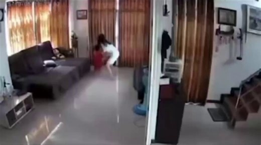 🇹🇭 🏠 🔫 TRAGEDIA EN CASA DE EX ESPOSA EN TAILANDIA VIDEO DE SEGURIDAD CAPTA TIROTEO FATAL Y PÁNICO TOTAL ⚠️¡SIGUE @ULTIMAHORAENX PARA MÁS! Un hombre de 30 años llamado Theerachot Pharot irrumpió armado en la vivienda de su ex esposa Parinchaya en Ayutthaya el 5 de octubre de 2025 con la intención de reconciliarse. La situación escaló a tiroteo con su ex suegro Bancha Phusathong de 60 años. El agresor disparó una vez antes de que su pistola se trabara el suegro respondió y lo hirió pero el int