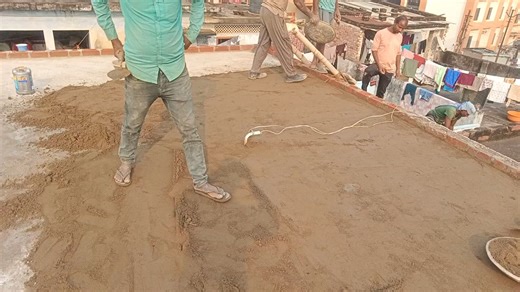 S.K Consultant on Instagram: "Cement Sand Screed Process (Roof / Slab Slope) Slab casting ke baad cement + sand screed lagaya jata hai taaki terrace par proper slope mil sake aur paani jama na ho. 🔹 Process: ✔️ Slab surface ko clean aur rough kiya jata hai ✔️ Level marking karke slope set kiya jata hai (drain ki taraf) ✔️ Cement–sand mortar apply karke even finish di jati hai ✔️ Final curing se strength aur durability badhti hai 🔹 Purpose: ✅ Proper water drainage ✅ Water ponding se protection