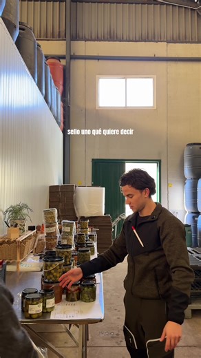 Capítulo II | Bienvenidos a vuestra serie favorita Sergio y Gema hacen equipo para preparar todos vuestros pedidos, pero entre que lo hacen o no se dicen muchas cosas, y vosotros lo veis ;)) Haz tu pedido y disfruta del Show 🫒 Enlace en nuestra biografía #encurtidos #gourmet #aceitunas #online