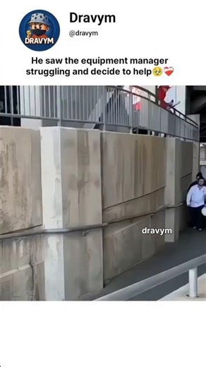 He saw the equipment manager struggling and decide to help🥹❤️‍🩹