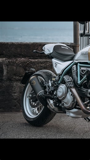 高轉速二輪坊 / 高雄重車 on Instagram: "- 🇮🇹【全新 Ducati Formula 73】🇮🇹 有些設計，誕生於一段故事 一段耐人尋味、源自 1970 年代的傳奇。 雋永，且歷久彌新。 Imola 200 耐力賽的勝利，啟發了 750 Super Sport Desmo， 首款採用 Desmodromic 氣門正時系統的量產之作。 當歲月與當代工藝交會，53 年後的今天， 我們很榮幸為您呈現： 全新 Formula 73，一款向變革代致敬的藝術。 全球限量 873 台，承襲 Ducati 的激情與榮耀， 以 Café Racer 的精神，詮釋不願隨波逐流時尚。 🔵 車輛採限量接單引進。 🔵 即刻洽詢全台授權經銷門市，擁有屬於您的永恆經典！ #Ducati #DucatiAsiaPacific #DucatiTaiwan #Formula73 #APieceOfTimeless"