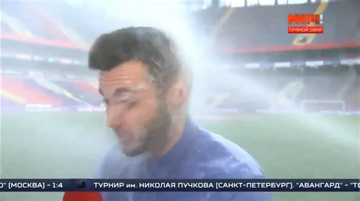 VIDEO Il bordocampista sta presentando la partita, ma... quello che succede è assurdo!