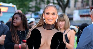 Diaporama : Jennifer Lopez renversante dans une robe transparente qui en dévoile beaucoup...