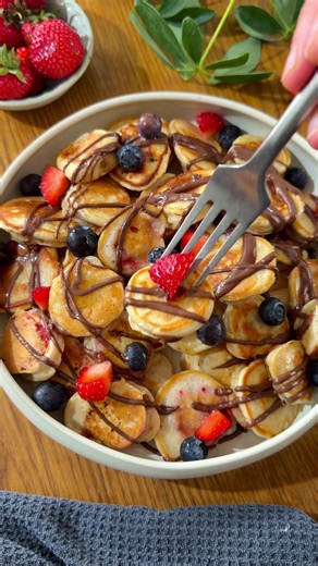 Mini Pancakes mit Bananen 🍌 und Erdbeeren 🍓