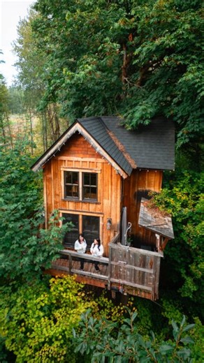 Is there a more magical place to get lost in a book?! 🎥: Renee Roaming This dreamy Washington State treehouse is the perfect location for a reading getaway. 📚 According to the Vrbo Unpack‘26 Travel Trend report, 'Readaways' are a popular trend for those seeking cozy getaways built around reading. Think of an unplugged reading retreat with your bestie or a relaxing book club weekend. The perfect reason to throw on DND and dive into a good book. 🔗 Explore more travel trends for 2026: https://bi
