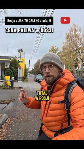 ROSJA 🇷🇺 Ile kosztuje PALIWO w kraju z największymi SANKCJAMI na świecie? Podróż na wschód zaskakuje. Ile kosztuje paliwo w Rosji? Podróż na wschód pozwala zobaczyć, jak faktycznie wygląda życie i ceny w kraju z największymi sankcjami na świecie. Rosja umiejętnie omija część sankcji, korzystając z sojuszników - np. za wizę nie płaci się w rublach, lecz w dirhamach, a spora część transakcji gospodarczych odbywa się w chińskim juanie. Ten fragment został wycięty z odcinka numer 6 z serii "Rosja 