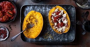 Courge spaghetti à la viande et à la sauce tomate