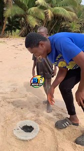 Technologia , look at how the kids are preparing their 🪤 traps for catching 🦀 crabs at the seashore 🫣 #Update | Bismark Tanoe