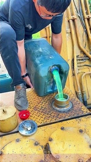This Guy's Technique for Hand-Fueling an Excavator with a 32L Drum is So Smooth !