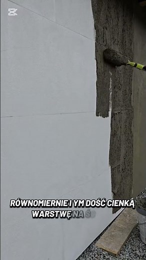 Applying glue to the facade mesh using a plaster roller?? #ogarniamremont #remont #budowa