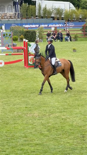 68 reactions · 4 comments | Carrera Crystal in der @theurer_trucks_2go auf dem Hamburger Derby Eleganz trifft Leistung: Carrera Crystal präsentiert sich wie immer unter dem Lieblingssattel von Maurice, dem Allegra von @equipe_saddles_official Dieser Sattel vereint höchste Präzision, Komfort und Stil – perfekt für Pferde wie Carrera, die auf jedem Turnier glänzen wollen! | Hengststation Rene Tebbel | Facebook