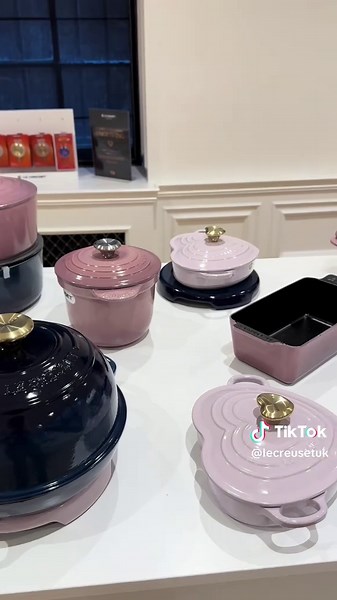 We hosted a wonderful VIP evening with our special guests, celebrating a century of Le Creuset with sparkling rosé, popcorn, and an exclusive first look at rare and remarkable pieces. 🧡 These limited-edition finds are now available to shop at our Édition Limitée pop-up in Covent Garden. 📍5 June - 3 July 🕒 Mon-Sat: 10am-6pm | Sun: 11am-5pm #lecreuset #lecreuesttiktok #foryoupage #fyp #fypシ゚ #aesthetic #ukfoodie #ukfood #lecreuseteveryday #new #2025 #kitchenessentials #homeware #london #londont