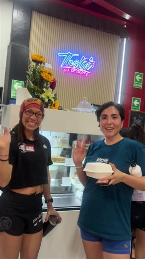 Algunas tortas guardan una sorpresa que puede cambiar tu rutina.💗 Hoy, cada torta de Thalia Fit Desserts viene con algo más que sabor. Viene con una invitación a moverte, a fortalecerte, a elegirte… y en ciertas ocasiones, con un regalo inesperado. 🫣 Un detalle que une dos mundos: El placer consciente de lo que comes y el compromiso con lo que construyes cada día. 💪🏽 Solo en algunas cajas encontrarás una sorpresa de una gift card de S/200 de descuento en membresías de Inka Challenge, un rega