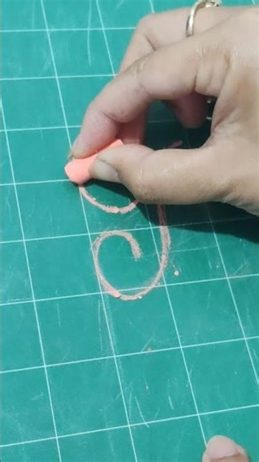 Instructions for writing the uppercase letter R, using a 2.5 grid square.