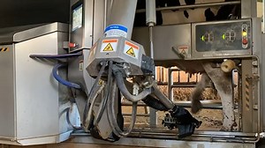 16 reactions | Así es un ordeño con el robot DeLaval VMS  ¡Muchas gracias a Luis Muñoz Fernandez de Suministros Ganaderos SERMA S.L por este vídeo! +info sobre nuestro robot de ordeño ➡ https://www.delaval.com/es/nuestros-productos/ordeno/delaval-vms/ #DeLaval #vms #robotdeordeño #robot #vacas #vacuno #ganaderos #granjas #welivemilk | DeLaval | Facebook