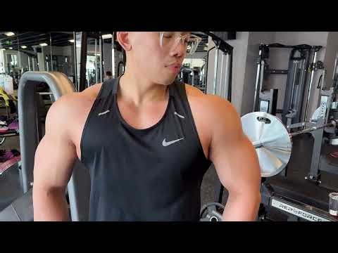 Touching Bulgy Muscle 硕大肌肉摸一摸