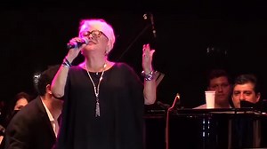 “Fotoliul din odaie, și o carte ce ai lăsat-o pe noptieră”…cel puțin aceste versuri sunt foarte cunoscute dintr-o melodie care este ca o pecete pentru cariera mea . Cei mai mulți dintre voi asociază aceste versuri cu numele meu . Acest lucru mă bucură și mă fericește🍀 O înregistrare dintr-un concert live unde acest refren a fost cântat împreună cu voi🌎 MIRABELA DAUER - “TE-AȘTEPT SĂ VII”🤗 | MIRABELA DAUER