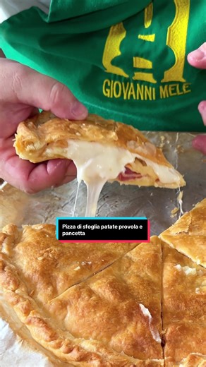 PIZZA DI SFOGLIA PATATE PROVOLA E PANCETTA Riposta la ricetta e seguimi 🫂 Avete poco tempo e ospiti a cena? Oppure non sapete cosa cucinare di sfizioso? Questa è la ricetta che fa per voi una “pizza” di pasta sfoglia, farcita con patate provola e pancetta coppata 😍 super veloce e saporitissima che vi farà impazzire! Che ne dite? Riposta e Condividi la ricetta e, se ti è piaciuta, lascia un like ed un commento, è importante per me 🙏🏻 INGREDIENTI 👇🏻 - 2 pasta sfoglia rotonda - 130 g pancetta