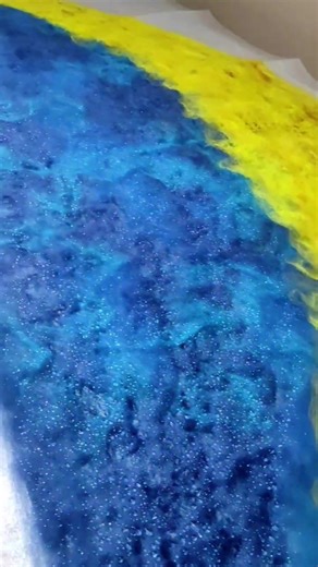 Second video of the process ✨ I’m showing the layout of a yellow-blue scarf: first — a layer of viscose fibers, then — a second layer of wool in two colors. After that, I gently wet everything with warm soapy water and carefully start felting… This is just the beginning ✨ I’ll show the next step tomorrow — stay tuned 👀 🔗 https://www.etsy.com/shop/FeltFelicity #feltfelicity #felting #handmadeprocess #woolart #felt