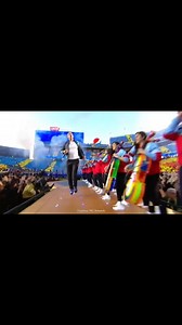 Gustavo Dudamel junto a la Orquesta sinfónica Simón Bolivar brillan en el primer concierto junto a Coldplay Un encuentro sin precedentes tuvo lugar en el estadio de Wembley, en Londres, cuando el líder de la banda Coldplay, Chris Martin, invitó al director venezolano Gustavo Dudamel y a la Sinfónica Simón Bolívar a abrir el primer concierto de su residencia musical Music of the Spheres. Esta colaboración musical se extenderá por todas las fechas programadas en la capital británica, mostrando una