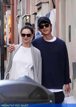 Song Joong Ki và vợ Tây hiếm hoi đứng chung sân khấu