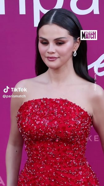 Selena Gomez sur le tapis rouge du Rare Impact Fund Benefit