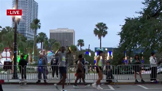 Runners fill the streets of downtown Orlando for the Lake Eola 5K