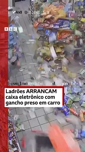 BBC News | Brasil on Instagram: "🚨💸🇺🇸 Imagens de câmeras de segurança registraram o momento em que dois suspeitos furtam um caixa eletrônico (ATM) de uma loja de conveniência no Texas, nos Estados Unidos. O vídeo mostra um dos ladrões prendendo um cabo à máquina, enquanto o outro permanece do lado de fora, com o cabo ligado a um veículo. Quando o carro arrancou em alta velocidade, o caixa eletrônico foi arrancado e atravessou o interior da loja, causando grandes danos. O Departamento de Polí