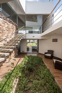 Slash House / Conrad San Roman Flores
