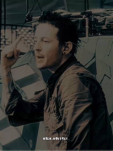 ──#CHESTERBENNINGTON // this is so buns...ugh i accidentaly precomposed the sound waves with everything so they wont work and i noticed after 2hrs of rendering...even if i wanted to i cant go back
