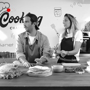 Le Cooking Challenge Electroplanet en collaboration avec Arthur Martin continue, cette fois avec notre comédienne pleine de caractères Asmaa The Tberguig et Amine alias l'artiste en mission. Ils viennent spécialement pour nous préparer leur recette pour un Ftour gourmand, plein de goût et de fraîcheur : Chawarma au poulet et citronnade fraîche 🌯🍋 Du goût et du fun, c'est la recette idéale 😋 Et vous ? Êtes-vous prêts à l'essayer chez ? #arthurmartin #electroplanet #universcuisine #cookingchall
