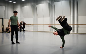 Aflevering 1 van The making of Dorian! 🔥 In mei gaat de gloednieuwe dansthriller Dorian in première. Na de successen van Narnia en GRIMM is Dorian de derde gezamenlijke productie van choreografen Ernst Meisner en Marco Gerris. Maar wat komt er eigenlijk allemaal kijken bij het creëren van deze voorstelling waar hiphop en ballet samenkomen? In deze making of serie nemen we je mee achter de schermen. Dorian is een coproductie van Het Nationale Ballet & ISH Dance Collective. . . . . . . . . . . Ep