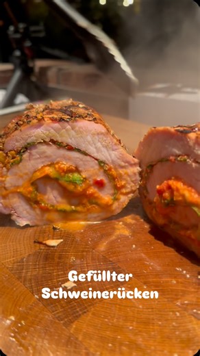 grilllandmore on Instagram: "Gefüllter Schweinelachsbraten Pork Loin Einfache und leckere Grill Rezepte ✨ Speichere dir die Ideen für dein nächstes BBQ 📌 Folge für weitere Grill-Inspiration 🍷 Und teile den Beitrag, wenn er dir gefallen hat 🔄 👉 Zutaten * 1,5-2kg Schweinelachsbraten * 1 Mozzarella * Adgika * Rucola * Pinienkerne * Zubereitung: 1. Als erstes die Pinienkerne in einer Pfanne goldbraun anrösten. 2. Den Schweinelachs längs aufschneiden und im Anschluss mit der Adgika Sauce bestreic