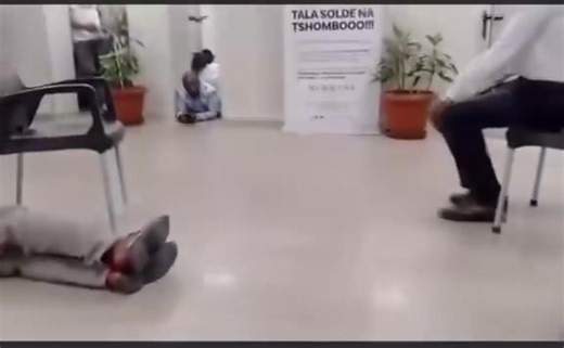 6.6K views · 174 reactions |  Br@quage à la Rawbank – Victoire : Des clients et membres du personnel ont été confinés à l’intérieur. Certains étaient assis sur des chaises, d’autres allongés au sol, dans un climat de panique totale. | Osias Gola officiel | Facebook