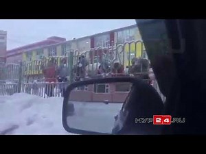 Дети танцуют у забора в детском саду