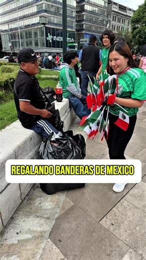 No quería reírse pero le compramos sus banderas de México y le alegramos la tarde🫶🏽🤍 #buenasacciones #ayudando #regalando #leidyalina #banderasdemexico