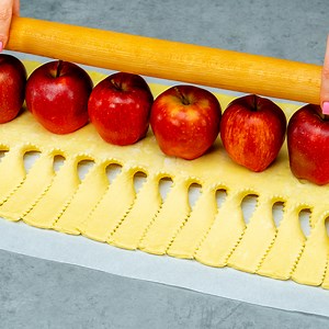 48K views · 261 reactions | Dessert en 5 minutes ! Juste de la pâte feuilletée et 2 pommes Ingredientes: pâte feuilletée: 500 g confiture de prunes: 100 g pommes rouges: 2 pc jus de citron: 50 ml cannelle: 5 g cassonade: 30 g noix: 50 g raisins secs: 40 g oeufs: 1 pc lait: 30 ml | Savoureux.tv | Facebook