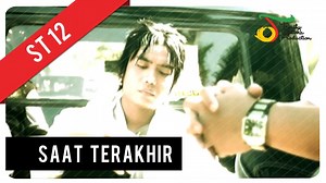 #ST12 #SaatTerakhir #OfficialMusicVideo ST12 - Saat Terakhir Tak pernah terpikir olehku Tak sedikit pun kubayangkan Kau akan pergi Tinggalkan ku sendiri Begitu sulit kubayangkan Begitu sakit kurasakan Kau akan pergi Tinggalkan ku sendiri Di bawah batu nisan, kini kau tlah sandarkan Kasih sayang kamu begitu dalam Sungguh, ku tak sanggup ini terjadi Karna ku sangat cinta Inilah saat terakhirku melihat kamu Jatuh air mataku, menangis pilu Hanya mampu ucapkan "Slamat jalan, kasih" Satu jam saja, ku 