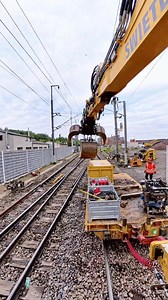 This is what makes operators happy: OilQuick on the Liebherr 924 Rail. Quick tool changes, no hassle – just keep going 💥 Working for Swietelsky in Luxembourg, loving it! 🇱🇺 #swietelsky #rail #railworker #liebherr #power #railroad #excavator #operator #oilquick #smooth #liebherr #foryou #foryoupage #viral #clean #machine #greatful | Dutchrailworker