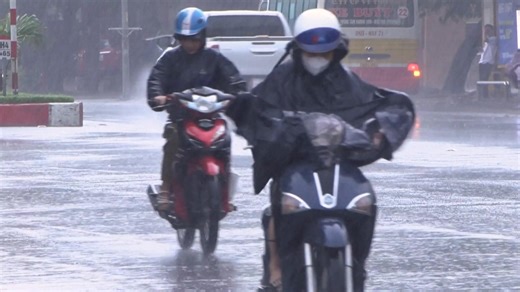 RAIN BATTERS VIETNAM’S COASTAL CITY OF VINH AS TYPHOON KAJIKI NEARS LANDFALL Rain batters Vietnam’s coastal city of Vinh where Typhoon Kajiki is expected to make landfall later in the afternoon. More than 325,500 residents in five coastal provinces will be moved to schools and public buildings turned into temporary evacuation centres, authorities said, while national carrier Vietnam Airlines and Vietjet announced the flight cancellations | Lam NGUYEN / AFPTV / AFP #dailytribune25 #TyphoonKajiki 