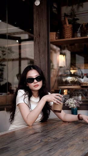 Okka Pratama on Instagram: "Pose photo di cafe dengan segelas kopi bisa cobain pose begini buat cewek-cewek, buat kelihatan lebih estetik untuk feed instagram kamu 📸 @idaivana #reels #ootd #fashion #photo #photography #style #cafe"