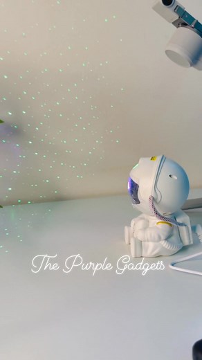 ✨🚀 Mini Astronaut Starry Projector Robot — তোমার ঘরকে করে তুলবে একদম গ্যালাক্সির মতো ঝলমলে! 🌌 🌠 ছাদজুড়ে তারা, 🌙 চাঁদের আলো আর রোবটের মজার ডিজাইন — একসাথে দিচ্ছে রিল্যাক্স মুড ফিউচারিস্টিক লুক 😍 🎁 ঘর সাজাতে, গিফট দিতে বা রাতে মুড লাইট হিসেবে পারফেক্ট! #MiniAstronaut #StarryProjector #RoomAesthetic #GalaxyVibes #NightLight #GiftIdea #CuteRobot | The Purple Gadgets