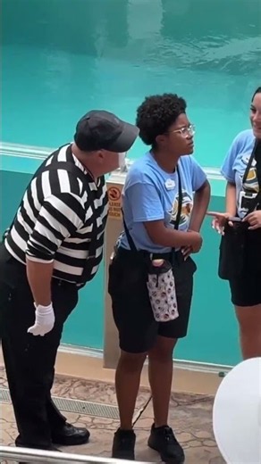 I'll be watching you 😂 Tom the mime Seaworld #tomthemime #seaworldmime #funnyvideos #comedy #funny