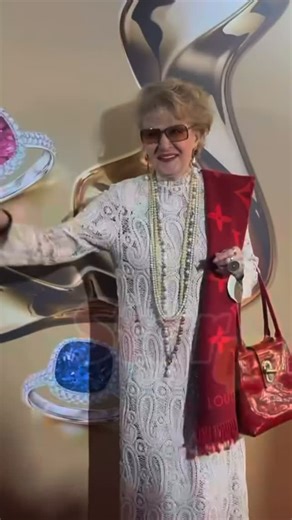 Знаменитости Онлайн on Instagram: "90-летняя Светлана Дружинина на церемонии вручения премии «Золотой Орёл». 😍👏"