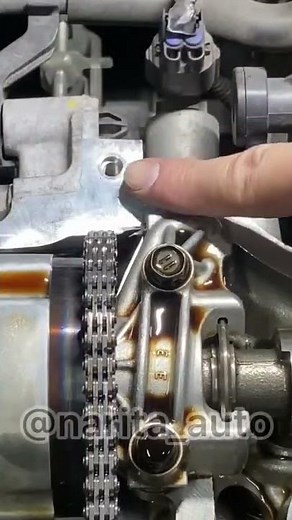 ヘッドカバーガスケット交換時、フロントカバー等の段差部や角部等に塗られた液体ガスケットをしっかり除去して新しく塗り直してあげないと漏れの原因になっちゃうよ！　#mechanic #engine