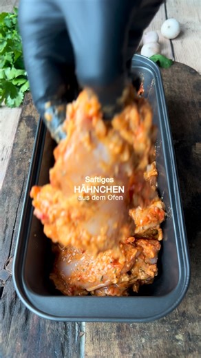 Saftiges Hähnchen aus dem Ofen 🕞 15 Minuten Vorbereitung 800 g Hähnchenfleisch von der Keule Marinade 1 Gemüsezwiebel, fein gehackt 1 EL Joghurt 1 Knoblauchzehe, gepresst 1 TL Salz 1 TL Pfeffer 1 TL Thymian 1 TL Paprikapulver 2 EL Öl ▪️Vermenge alle Zutaten gut mit dem Hähnchen. ▪️Lass es am besten über Nacht im Kühlschrank marinieren. ▪️Heize den Ofen auf 220 Grad Ober-/Unterhitze vor. ▪️Verteile das Hähnchen in einer Kastenform und backe es 40–50 Minuten auf der unteren Schiene. Serviere als…